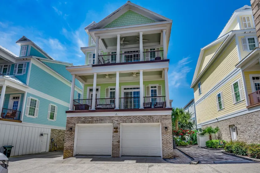Belle maison de plage avec cinq chambres et ascenseur dans la section Golden Mile! - Image 1