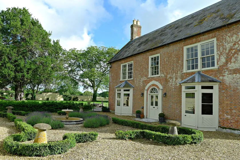 Farmhouse sleeps 12 with indoor pool and sauna - Image 1