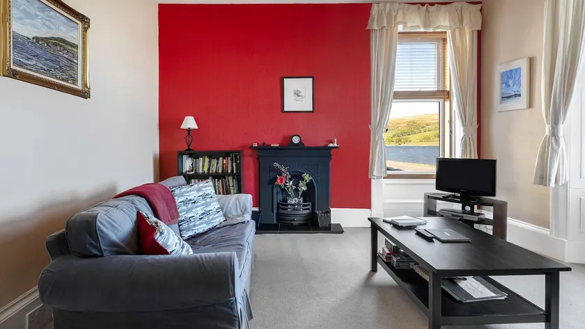 Scenic Waterfront Apartment with Stunning Loch Vie - Image 1