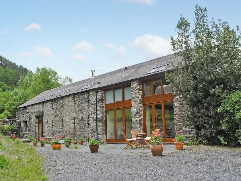 Hendre Bach Barn - Image 1