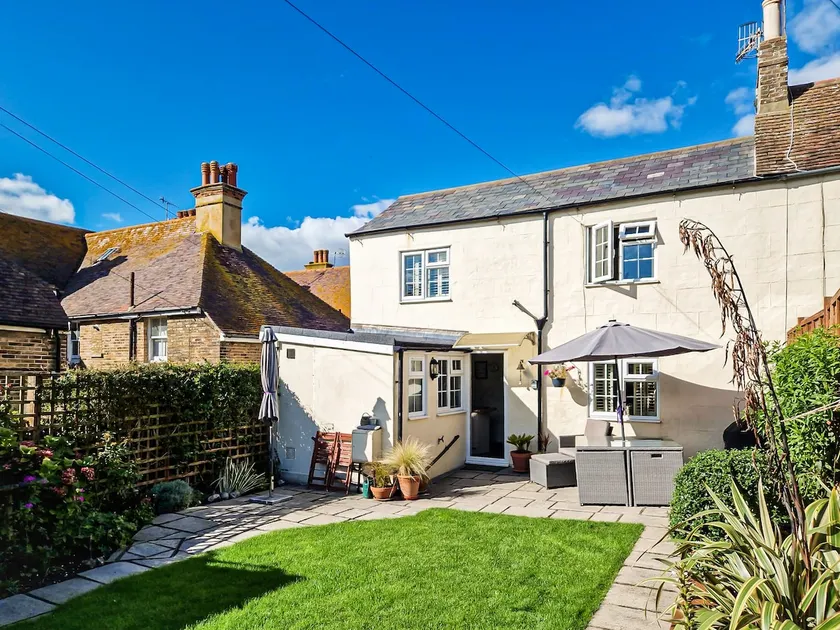 Child-friendly cottage with garden - Image 1
