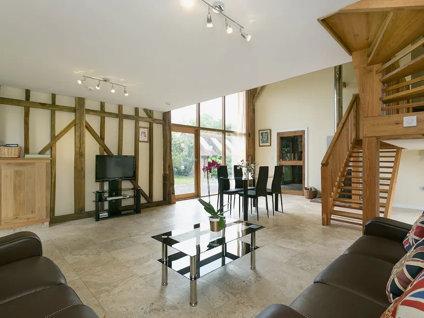 Chilsham Barn - Image 1