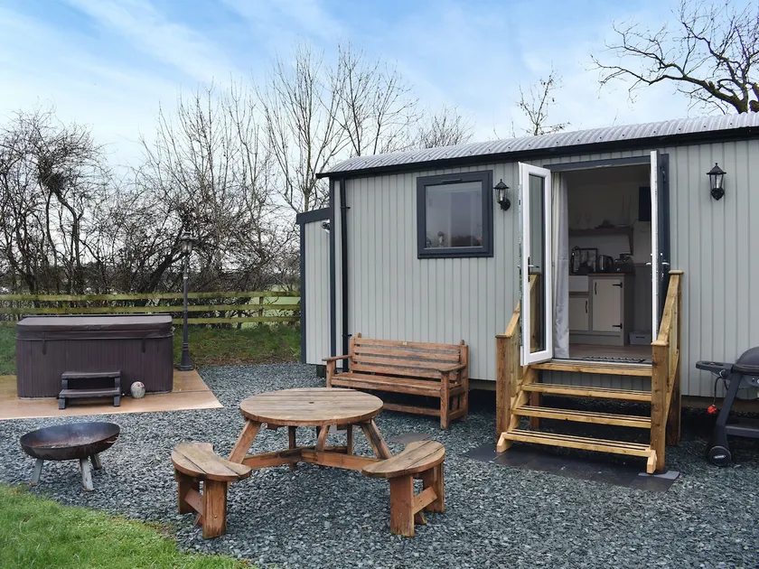 Greengill Farm Shepherds Hut- Ukc3632 - Image 1
