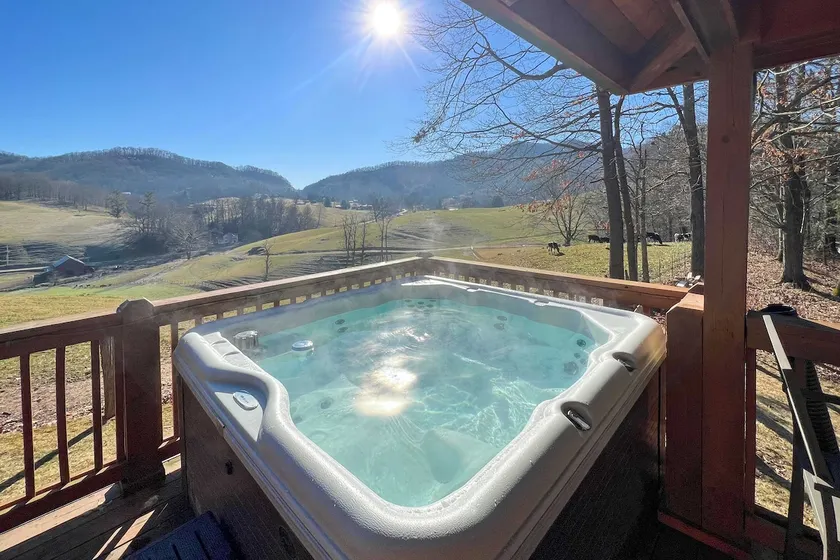 Deck & Mtn Views! Luxe Log Cabin in Waynesville - Image 1