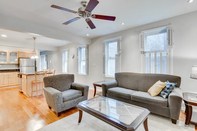 Bright 3 Bed River West Condo, Steps to Blue Line - Image 1