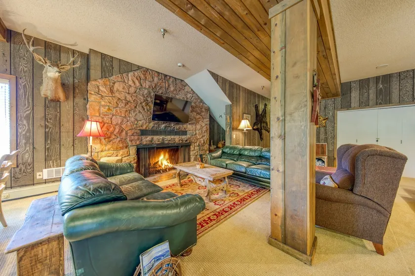 Historic 3BR lodge with game room & heated pool - Image 1