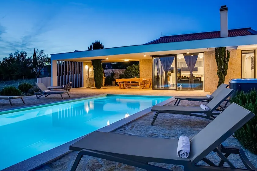 Luxury Spa Villa w Heated Pool, Jacuzzi & Sauna - Image 1