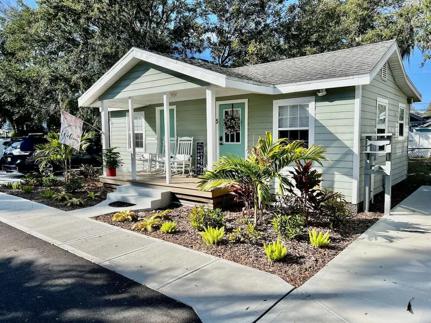 Adorable cottage in downtown, historic New Smyrna. - Image 1