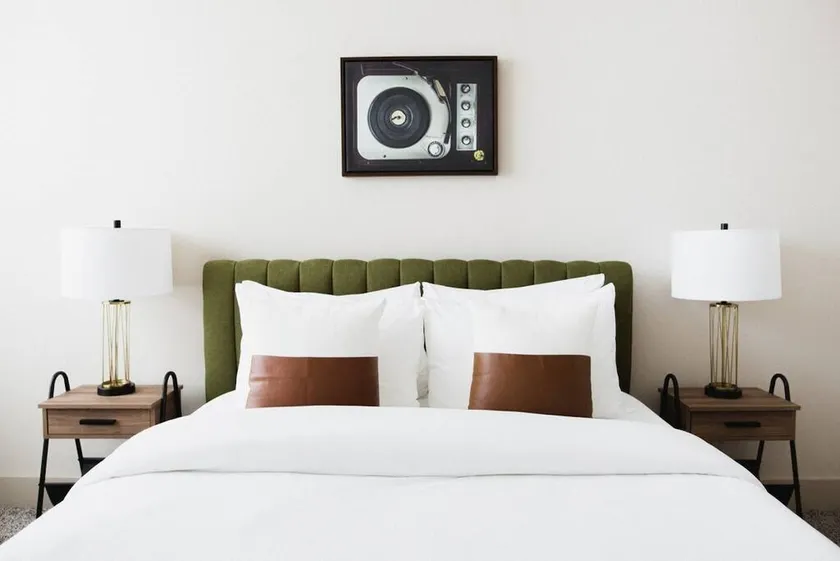 Stylish 1BR Downtown | Sleek & Modern - Image 1