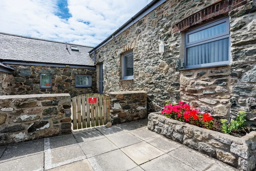 Ty Cwyfan: 3‑Bed Ground-Floor Apartment in Aberffraw | Managed by Anglesey Holiday Lettings - Image 1