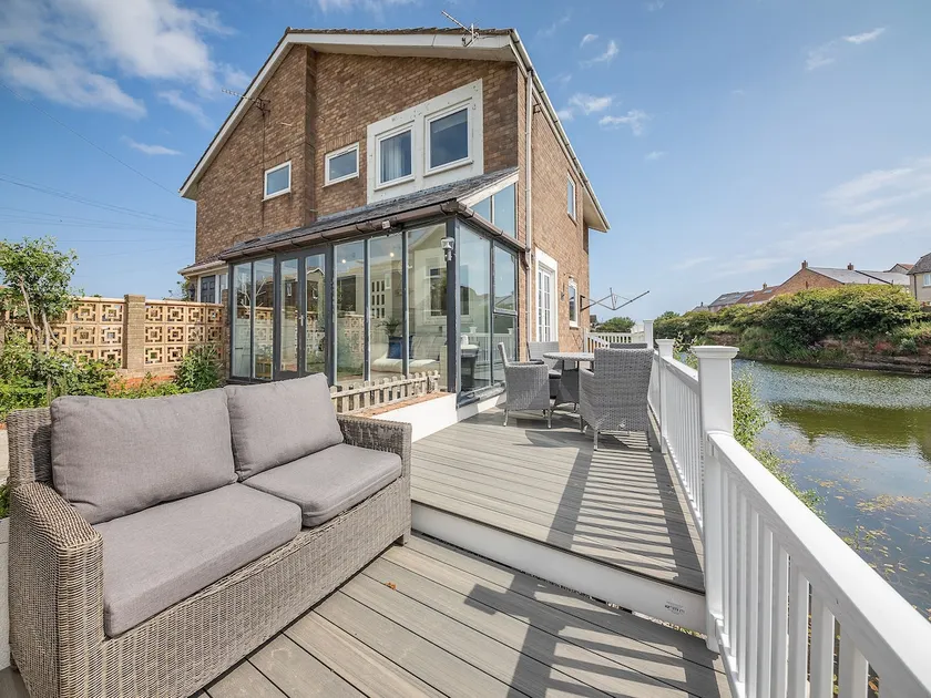 Water's Edge Holiday Home - Image 1