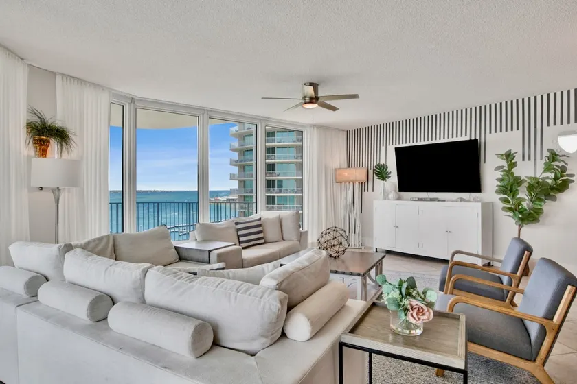 Stylish 3/3 plus Media/Bunk Room! Amazing views! - Image 1