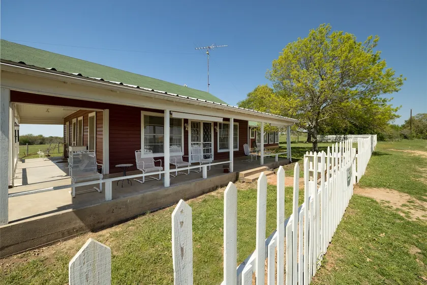 350 acres Bedstefar Farmhouse! 1/4 mile af floden og 40 minutter fra TCU!- se vid - Image 1