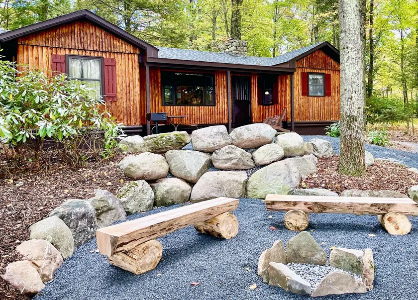 Charming Lake Front Log Cabin - Image 1