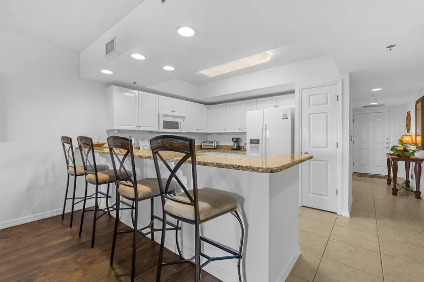 Gorgeous Unit - Resort Complex- Walk To the Beach - Image 1