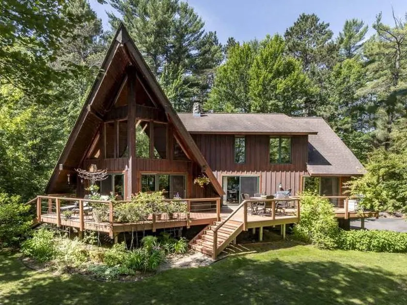 Large lakefront family home with deck, private - Image 1