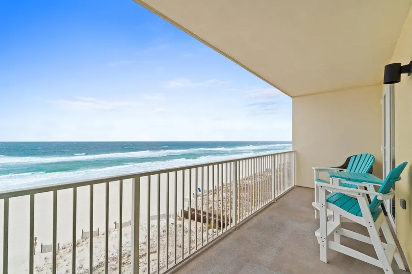 Oceanfront Bliss: Pool, Hot Tub & Beach Service - Image 1