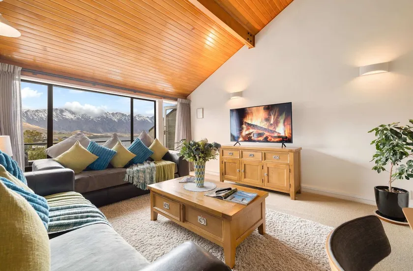 SPACIOUS TOWNHOUSE INCREDIBLE ALPINE LAKE VIEWS - Image 1