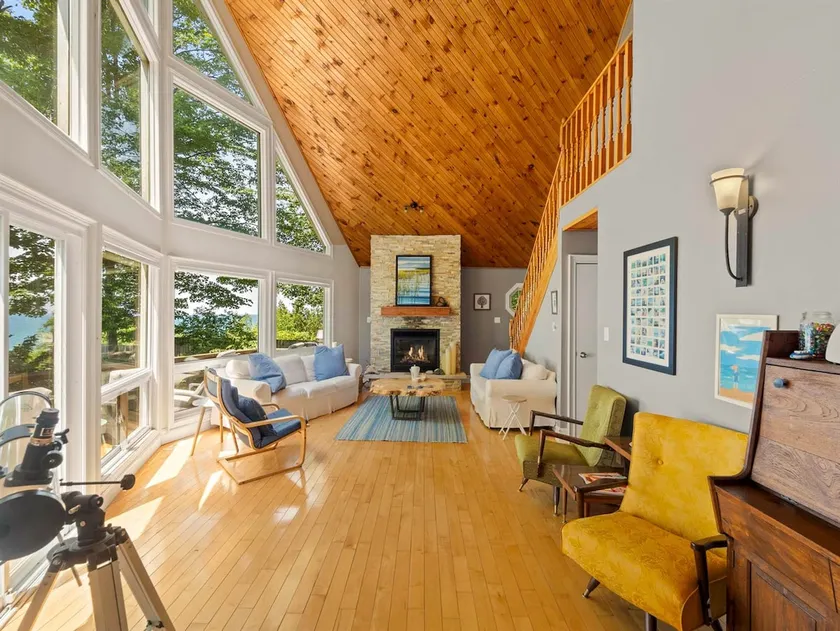 Blue Bluff Beauty - King Bed, Private Lake Access - Image 1