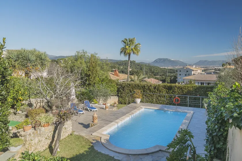 Casa con barbacoa, jardín y piscina privada - Image 1