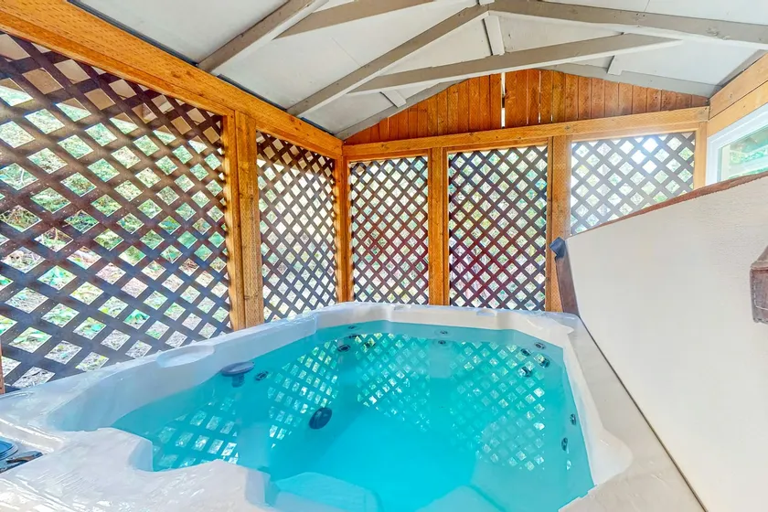 Beautiful & Spacious Family-Friendly Home withFree WiFi Deck and Close to Lakes - Image 1