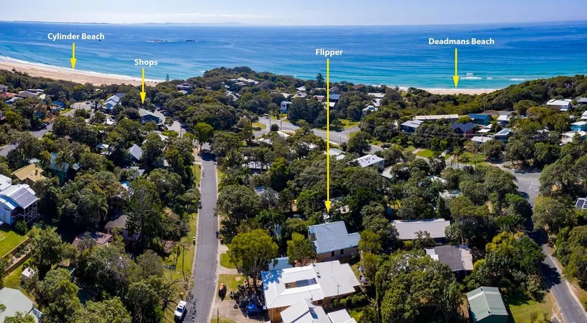 Flipper Beach House by Discover Stradbroke | 3 bedroom, 1 bathroom, big yard for cricket :) - Image 1