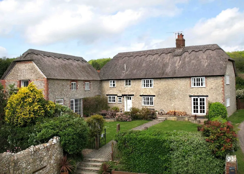 Large 15th C Farmhouse, 4m Lyme Regis, Sleeps 9 - Image 1