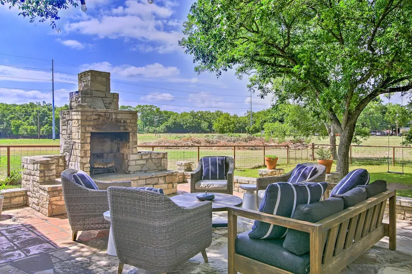 Beautiful Hill Country Cottage - Walk to Downtown! - Image 1