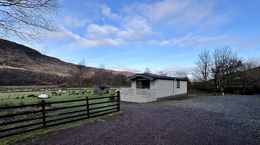Lapwing Lodge with loch and mountain view - Image 1