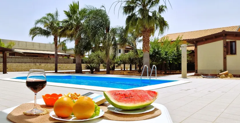 AL049 Villa med privat pool og grill - Image 1