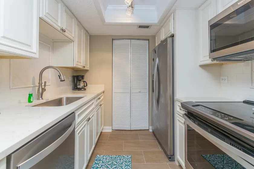 Spacious Oceanfront Condominium - Image 1