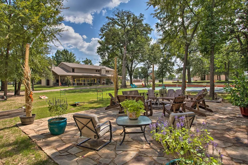 Kingston Home w/ Pickleball: Steps to Lake Texoma! - Image 1