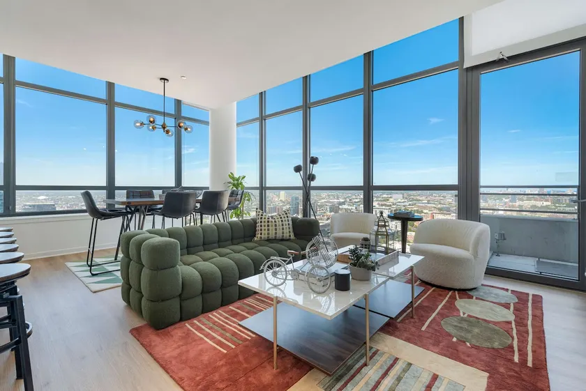 33rd-Floor Penthouse with Breathtaking Views - Image 1