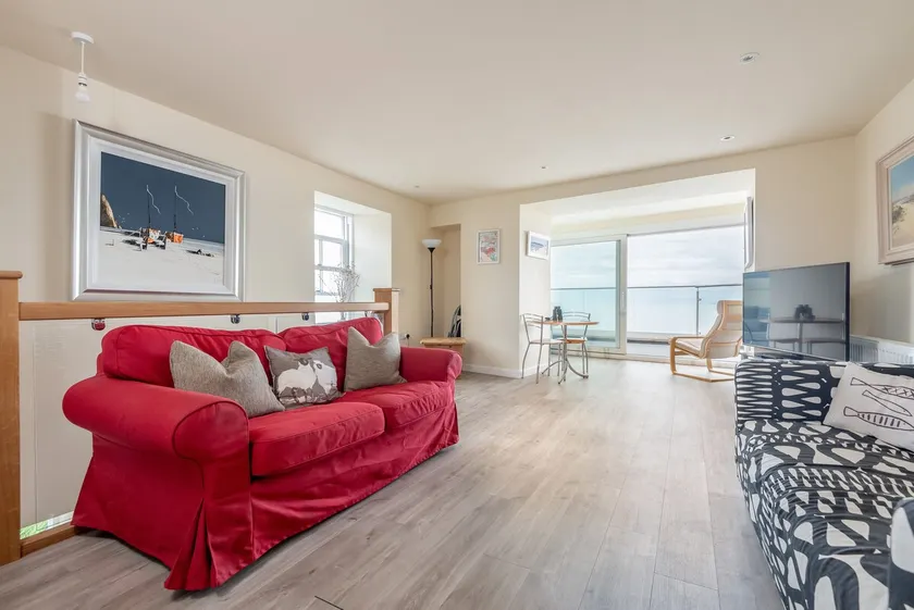 Cellardyke 3-Bed House Sleeps 6 with Sea Terrace - Image 1