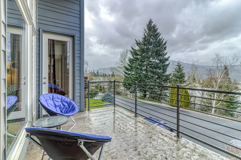 Modern dog-friendly home w/ stunning Mt. Adams vie - Image 1
