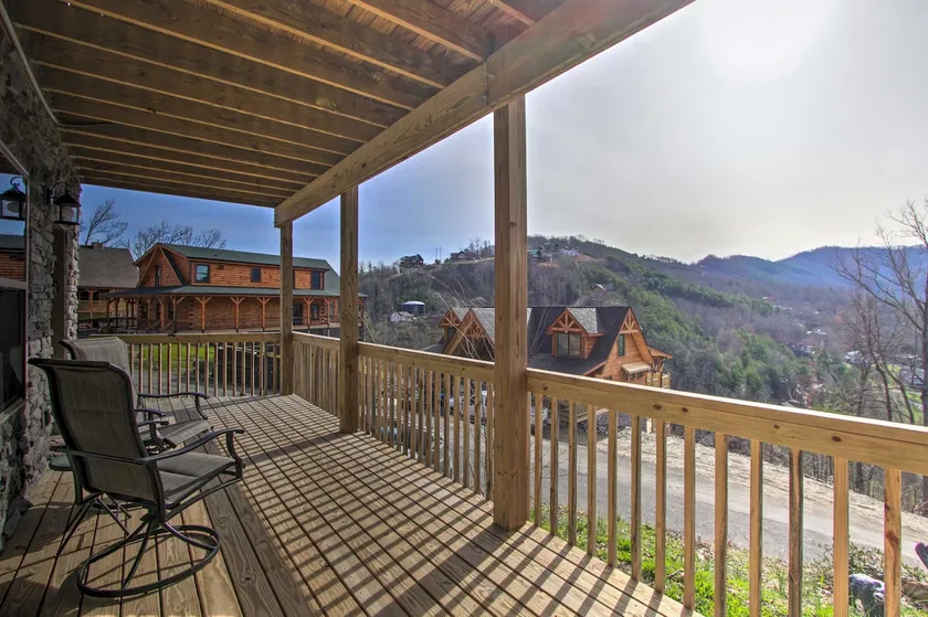 Smoky Mtn Log Cabin w/ Hot Tub & Panoramic Views! - Image 1