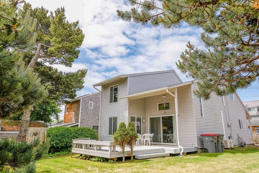 Gaea House: Cozy Seaside Beach Escape - Image 1