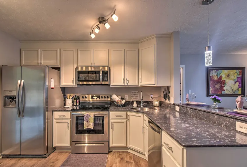 Condo w/ Sunroom, Near Downtown Hendersonville! - Image 1