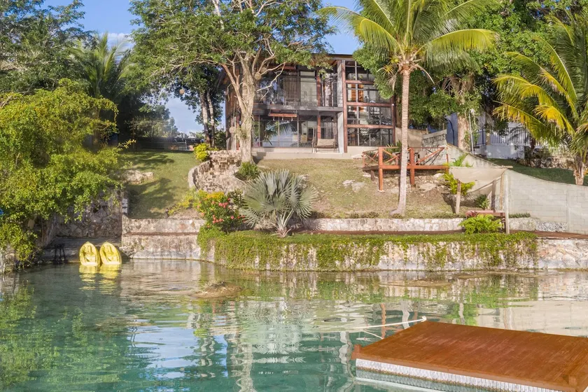 Lagoon Escape with Kayaks and Views - Image 1
