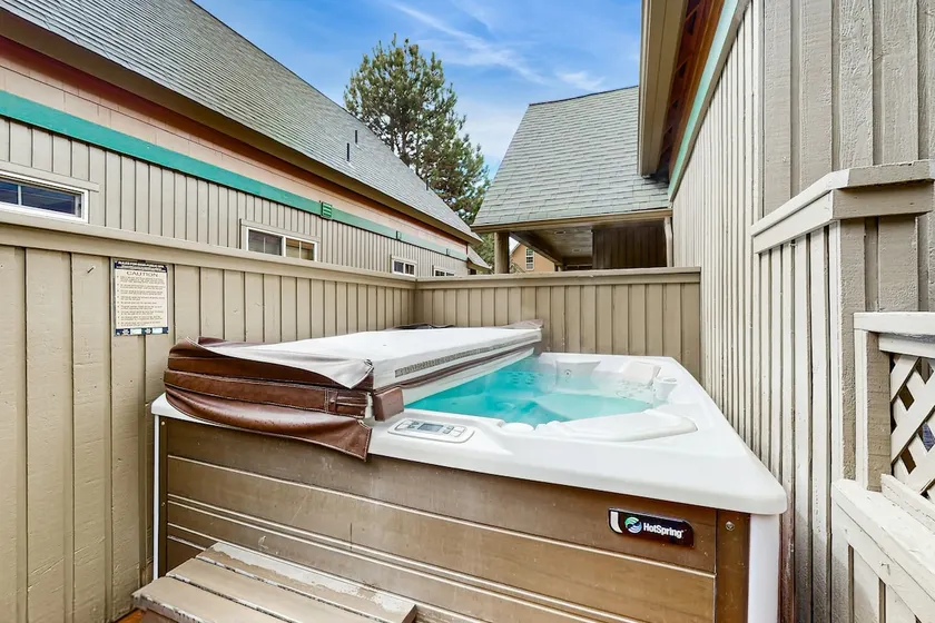 Log decor home with private hot tub, deck & shared - Image 1