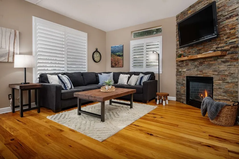 Spacious, Patio, Near Intel and Nike, Walk to MAX - Image 1