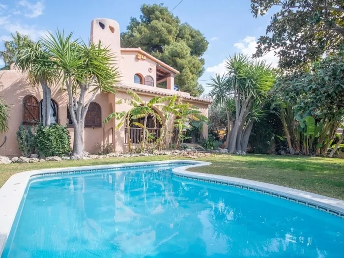 R84 Villa with Pool and Tennis Court - Image 1