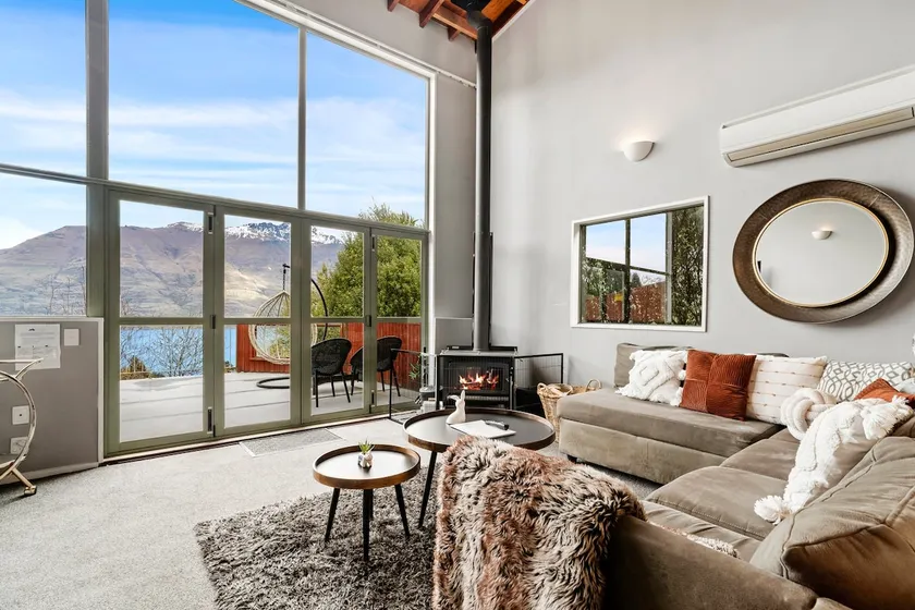 Mountain, lake, sun and this sensational home - Image 1