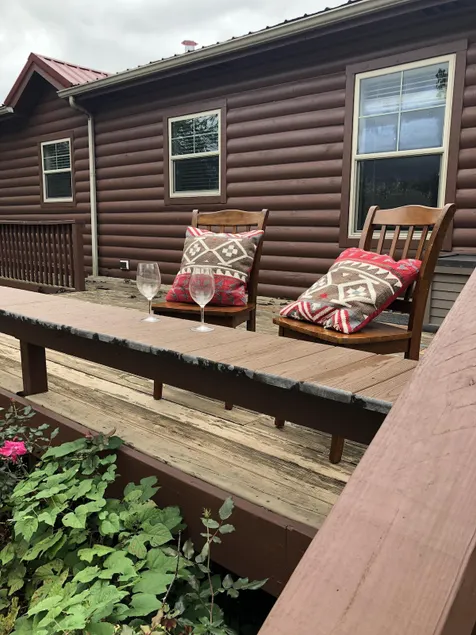 Afsondret hytte med 3 verandaer og kun 7 minutter fra Ft. Leonard Wood - Image 1