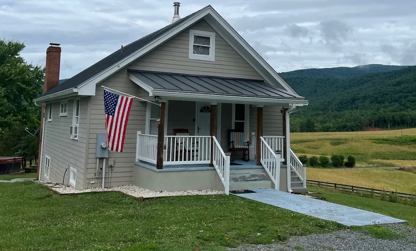 Mountain View Farmhouse - Image 1