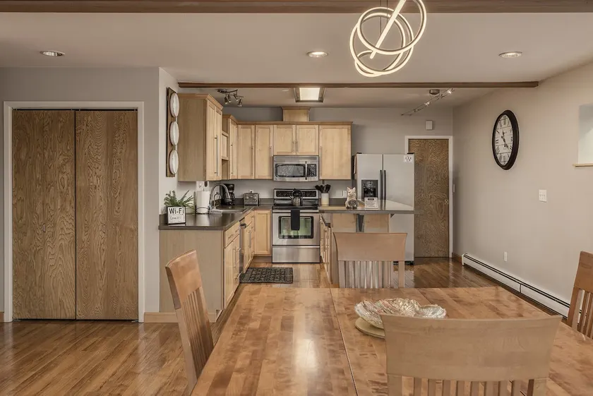 Elegant 2BR Retreat Prime Downtown Location Overlooking Parks Greenbelt - Image 1