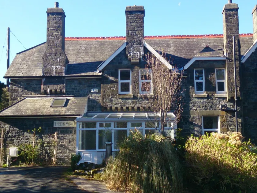 Lovely Large home 10 Minute Walk to Barmouth Beach - Image 1