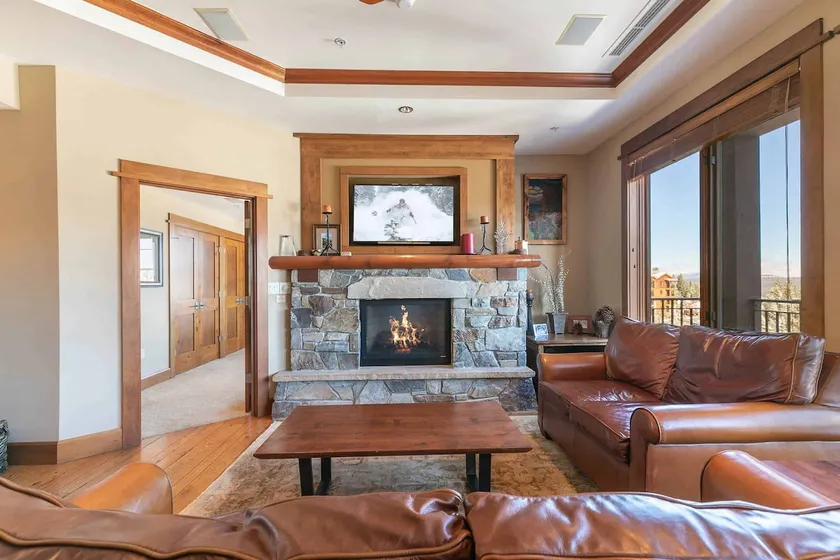 Iron Horse Lodge South 401 by East West Hospitality - Image 1