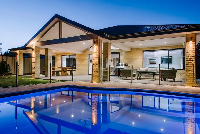 Fairways Spacious Pool House by the Golf Course - Image 1