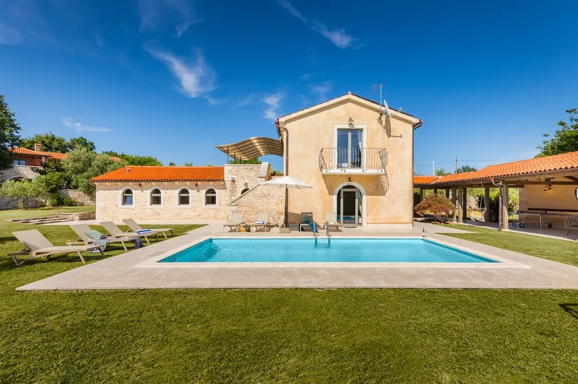 Luxurious villa with private pool, billiards, darts and trampoline. - Image 1